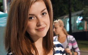 Những CĐV nữ xinh đẹp làm "nóng" đường phố Ukraina